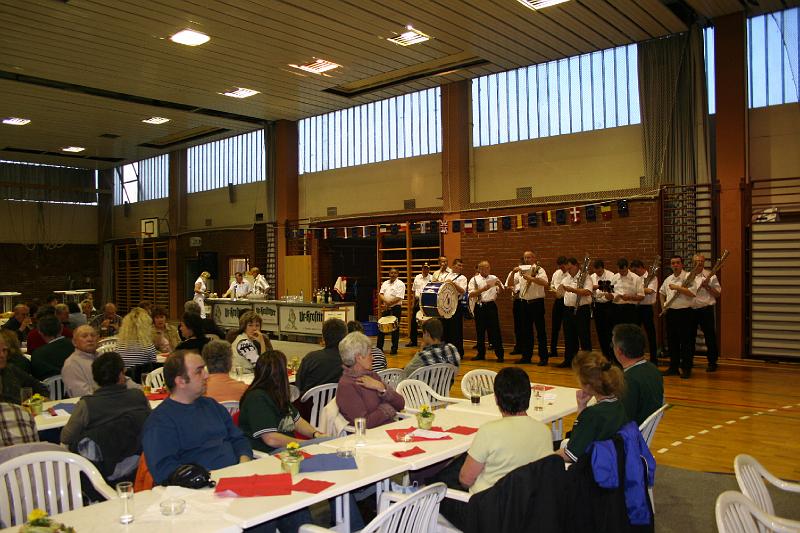 c - echange cadeaux (25).JPG - Echange de cadeaux - le tout se termine en fanfare.